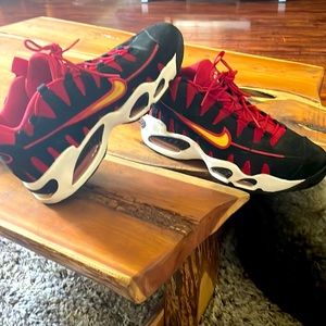 nike air max nomos university red edition. mens size 9